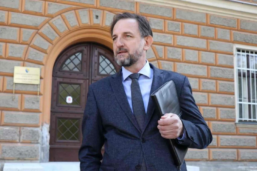 IAKO JE DANAS BIO IZLOŽEN PRIJETNJAMA: Dževadu Mahmutoviću uručen prekršajni nalog zbog navodnog vrijeđanja policajaca