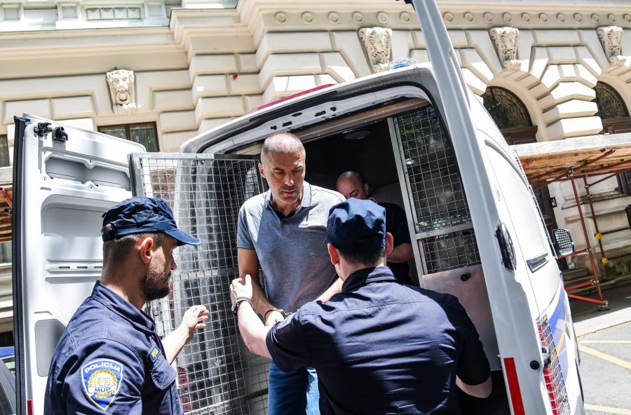 ŠEF POREZNE UPRAVE SNIMLJEN KAKO UZIMA MITO: 'Tu imaš dvije i po hiljade eura...'