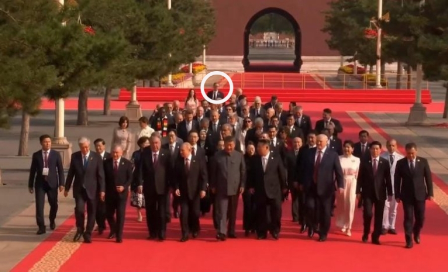 VUČIĆ SNIMLJEN NA KRAJU KOLONE LIDERA U PEKINGU, NA MREŽAMA LAVINA KOMENTARA: 'Kao da šugu ima'