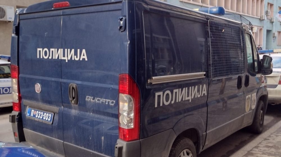 KAO DA JE OPASNI KRIMINALAC: U Zemunu priveden nastavnik poslije odavanja pošte stradalim u padu nadstrešnice