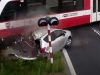 OBJAVLJEN ZASTRAŠUJUĆI SNIMAK: Voz smrskao automobil na pruzi