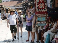 TURISTE OBMANJUJU LAŽIMA: Čiji turistički vodiči imaju zakonsko i moralno pravo da pričaju o agresiji, genocidu i opsadi