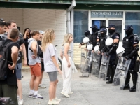 GRAĐANI ODUŠEVLJENI: Pogledajte kako studenti u Novom Sadu 'maltretiraju' policiju muzikom