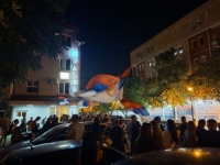 UVOZI LI SRBIJA  PROSVJEDNIKE?: Stranci dovedeni na skup SNS-a u Šapcu (VIDEO)