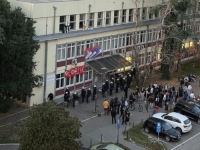 STUDENTI OBJAVLI SNIMKE: Dekan Patrik Drid KROZ PROZOR upao na fakultet u pratnji batinaša i policije
