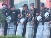 SNS U OVOM GRADU ORGANIZUJE SJEDNICU SKUPŠTINE UPRKOS ODLUCI SUDA: Kordon MUP-a Srbije nalazi se...