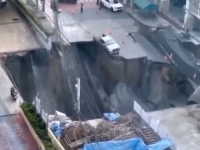 SNIMLJEN ZASTRAŠUJUĆI DOGAĐAJ: Na cesti u centru grada otvorila se rupa duboka 50 metara (VIDEO)