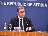 VUČIĆEVA 'KMETSKA' DIPLOMACIJA:  Optuživao opoziciju da radi protiv države, a sad s Andrićevog vijenca šalje tužna pisma Evropi