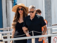 ATRAKTIVNA ODVJETNICA ZASJENILA I SLAVNOG SUPRUGA: Amal Clooney zablistala u stilu italijanskog glamura 60-ih
