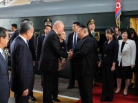 PRVI PUT IZVAN ZEMLJE: Kim Jong - un poveo kćerku na vojnu paradu u Peking
