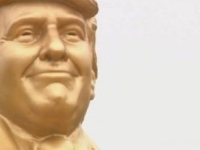 NEVJEROVATNO: Ispred Kaptola postavljen ogroman zlatni kip Donalda Trumpa, pogledajte šta drži u ruci...