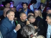 VRIJEĐANE INTELIGENCIJE NARODU: Dodik se smješkao pod šatorom dok je pjevač vrijeđao žene, a onda ignorisao da je uopće bio tu