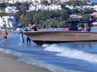 NEVJEROVATAN SNIMAK IZ ŠPANIJE: Usred dana, dok se turisti kupaju, šverceri iskrcali drogu na plaži... (VIDEO)