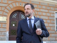 IAKO JE DANAS BIO IZLOŽEN PRIJETNJAMA: Dževadu Mahmutoviću uručen prekršajni nalog zbog navodnog vrijeđanja policajaca