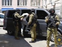 AKCIJA FUP-a PO NAREDBI SUDA: Kod Sarajlije (20) pronađeno oružje, droga, bombe i municija, uhapšen je