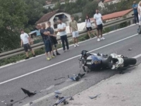 TEŠKA NESREĆA U BiH: Dijelovi motocikla rasuti po cesti, saobraćaj obustavljen