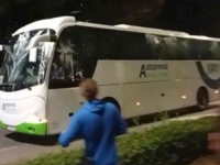 NAPETO U SRBIJI: Demostranti jajima zasuli autobus s Vučićevim pristalicama (VIDEO)