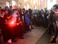 IZ ITALIJE STIŽU UŽASNI SNIMCI: Desetine hiljada ljudi na ulicama, blokirane ceste, leti suzavac, u Milanu potpuna eskalacija (FOTO/VIDEO)