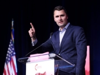 UPUCAN BLIZAK SARADNIK DONALDA TRUMPA: Američki desničar i islamofob Charlie Kirk ranjen u vrat tokom studentskog skupa