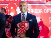 UŽAS NA MARAKANI: Pozlilo legendi Zvezde, srušio se za govornicom tokom komemoracije (VIDEO)