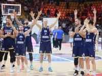 A SADA... NA ZASLUŽENO KUPANJE U LIMASSOLU: I navijači i igrači znali su itekako proslaviti pobjedu protiv Grčke (VIDEO)