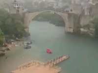 NEVJEROVATAN SNIMAK IZ MOSTARA: Pogledajte kako nabujala Neretva odnosi drveni most ispod Starog mosta (VIDEO)