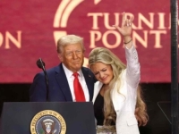 IZAZVALA JE BROJNE REAKCIJE NA DRUŠTVENIM MREŽAMA: Otkriveno tajno značenje geste koju je rukom pokazala Kirkova udovica (FOTO)