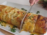 TAJNA GRČKE KUHINJE: Danas pravimo musaku na malo drugačiji način, još kad napravite paradajz salatu… (VIDEO)