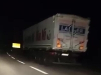 NOĆNI TEROR KAMIONA IZ SRBIJE NA TERITORIJI BiH: Blokiraju ceste čim ih policija pokuša kontrolisati, građane uznemiravaju sirenama... (VIDEO)