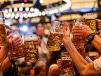 POČELO JE NARODNO SLAVLJE NA 'TEREZINOJ LIVADI': Krigla piva na 'Oktoberfestu' košta...