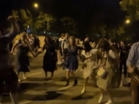 ŠVABE SE BALKANIZIRALE: Nijemci i Jugosi zajedno zaigrali kolo na Oktoberfestu (VIDEO)
