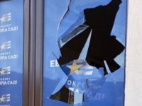 VANDALIZAM U PLJEVLJIMA: Vrata prostorija političke stranke osvanula polomljena