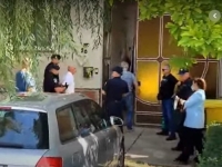 NAKON STRAVIČNOG PRONALASKA U SEPTIČKOJ JAMI: Policija u lisicama dovela muža nestale žene (VIDEO)
