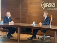 I TO SMO DOČEKALI: Ruski ambasador se slikao ispod slike Alije Izetbegovića