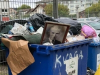 SLIKA I PRILIKA NAŠEG DRUŠTVA: Fotografija velikog naučnika završila u smeću
