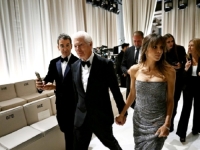 SLAVNI GLUMAC PLIJENIO PAŽNJU U MILANU: Richard Gere stigao na Sedmicu mode sa atraktivnom suprugom Alejandrom (VIDEO)