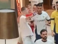 DOGAĐAJ SNIMLJEN KAMEROM: Cristiano Ronaldo odgurnuo fana koji je pokušao napraviti selfie