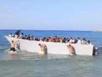 NEVJEROVATNI PRIZORI: Brod pun migranata stigao na grčku plažu, turisti ih odmah napali... (VIDEO)