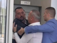 HAOS U SKUPŠTINI ISTOČNOG NOVOG SARAJEVA: Sukobili se Šešelj i Kostović, sve je snimljeno... (VIDEO)