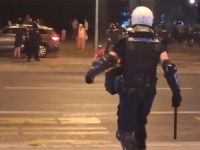DRAMATIČNE SNIMKE IZ SRBIJE: Brutalan napad policije na građane, Vučićevi batinaši u uniformama koristili šok bombe...