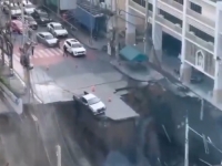 NEVJEROVATNE SCENE: Ispred bolnice pukla cijev, otvorila se zemlja i progutala automobile i bandere (VIDEO)