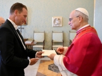 IZNENAĐENJE: Trumpov ambasador u Vatikanu donio papi Lavu zanimljiv poklon iz njegovog rodnog grada (FOTO)