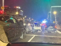 HAOS U CENTRU SARAJEVA: Vozač BMW-a se nakon sudara zaključao u automobilu, morali intervenisati specijalci (VIDEO)