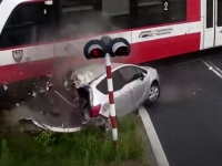 OBJAVLJEN ZASTRAŠUJUĆI SNIMAK: Voz smrskao automobil na pruzi