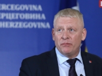 ŠOU NA SJEDNICI PS BIH ZBOG NEDOLASKA PREDLAGAČA BUDŽETA: Begić razmišljao da ponese suncobran; 'Hoćemo li glasati da ne glasamo'