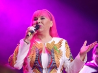 ZORICA BRUNCLIK GODINAMA JE PREPOZNATLJIVA PO ROZE BOJI KOSE, A OVAKO JE IZGLEDALA NA POČETKU KARIJERE:  Da li biste je prepoznali? (FOTO)