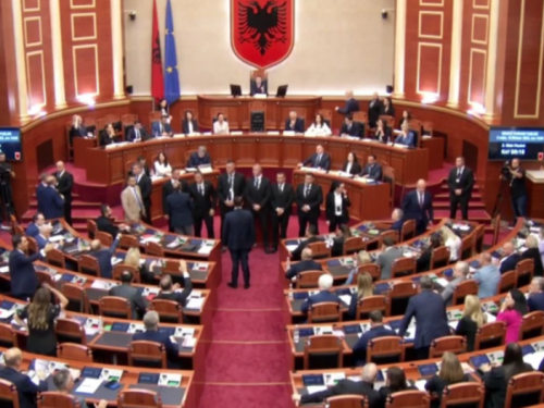 TENZIJE U PARLAMENTU ALBANIJE: Zastupnici opozicije bacali predmete na Edija Ramu, blokirali govornicu