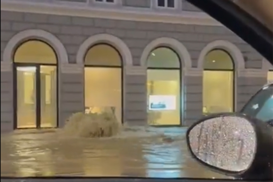 SNIMKE APOKALIPSE U TRSTU: Grad je pod vodom, bujica nosila automobile, urušio se zid, nestalo struje...
