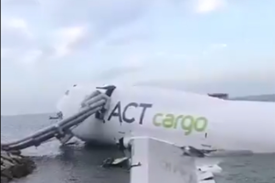 PROCURILE DRAMATIČNE SNIMKE: Avion skliznuo s piste, ima mrtvih...