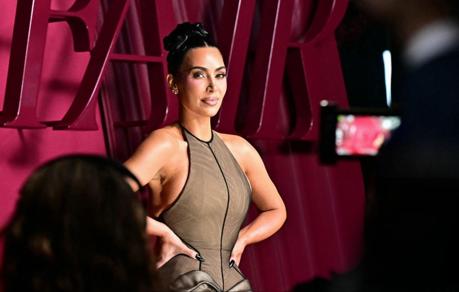 LUKSUZAN I SOFISTICIRAN IZGLED: Kim Kardashian oduševila sve odabirom haljine za promociju nove serije